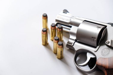 .44 magnum gizli tabanca mikro silah ceket yumuşak nokta bulet beyaz zemin