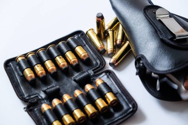 .44 magnum gizli tabanca mikro silah ceket yumuşak nokta bulet beyaz zemin