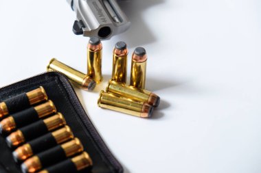 .44 magnum gizli tabanca mikro silah ceket yumuşak nokta bulet beyaz zemin
