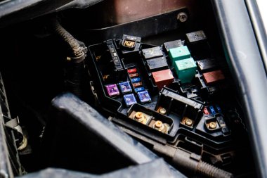 Otomobil garajındaki kontrol ve tamir edilmiş araba kliması sistemi için motor üzerindeki izleyici bagaj aracını kapat