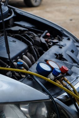 Otomobil garajındaki kontrol ve tamir edilmiş araba kliması sistemi için motor üzerindeki izleyici bagaj aracını kapat