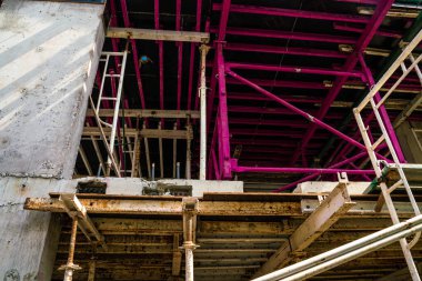 Man ile şantiye kat mülkiyeti binası, Emlak sanayi