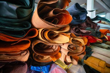 Renkli gerçek çiğ sebze bronzlaştırılmış deri sanat eserleri satan el yapımı bir alet.