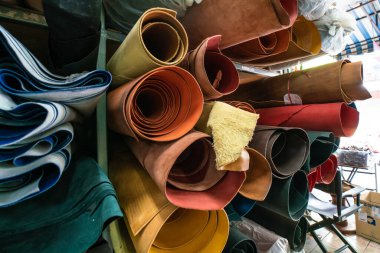 Renkli gerçek çiğ sebze bronzlaştırılmış deri sanat eserleri satan el yapımı bir alet.