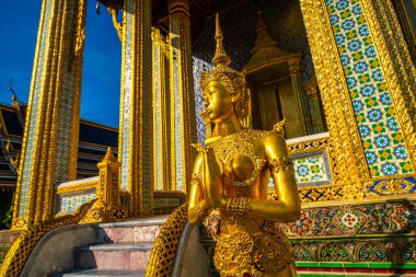 Bangkok, Tayland 'daki Wat Phra Kaew Zümrüt Budist Tapınağı' nda altın melek heykeli