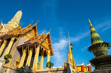 Bangkok, Tayland 'daki Wat Phra Kaew Zümrüt Budist Tapınağı' nda altın melek heykeli