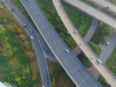 Araba taşıma endüstrisi ile hava görüntüsü şehir taşıma asfalt yolu