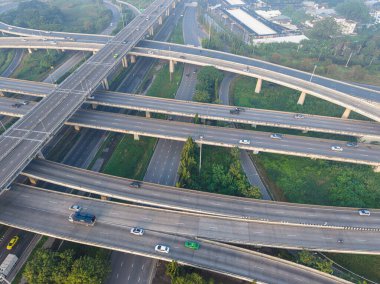 Şehir kavşağındaki hava manzaralı araba nakliyesi. Sabah trafiği.