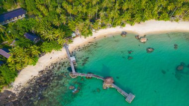 Tropik ada sahil dalgası sakin doğa yaz tatili Koh Kut adası hava manzarası