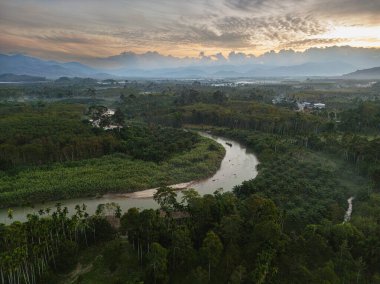 Sis nehri kanal eğrisi tropikal yağmur ormanları dağ manzarası ekolojisi ile sabah hava manzarası