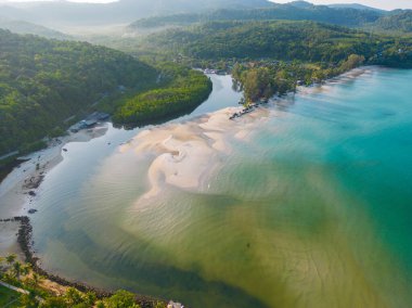 Tropik ada sahil dalgası sakin doğa yaz tatili Koh Kut adası hava manzarası