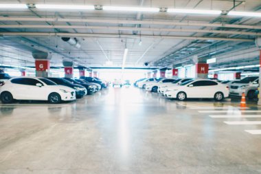 Bulanık araba otoparkı. Ucuz süpermarket koridoru taşıma geçmişi.