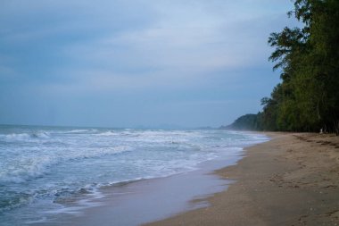 Huzurlu deniz baech beyaz kum sabah doğumu doğa manzarası