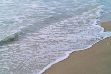 Huzurlu deniz baech beyaz kum sabah doğumu doğa manzarası