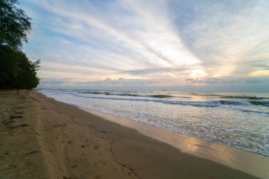 Huzurlu deniz baech beyaz kum sabah doğumu doğa manzarası