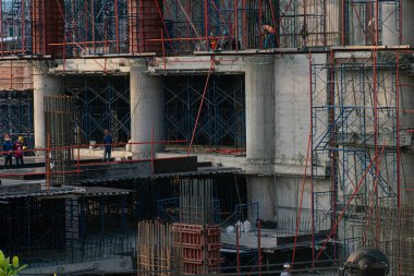 Vinç yüksek ofis inşa endüstrisi konseptine sahip şehir inşaatı yapı alanı