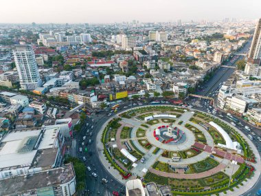 Ulaşım kavşağı dairesel hava manzaralı modern şehir ofis binası Thonburi Bangkok Tayland