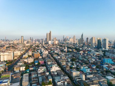 Ulaşım kavşağı dairesel hava manzaralı modern şehir ofis binası Thonburi Bangkok Tayland