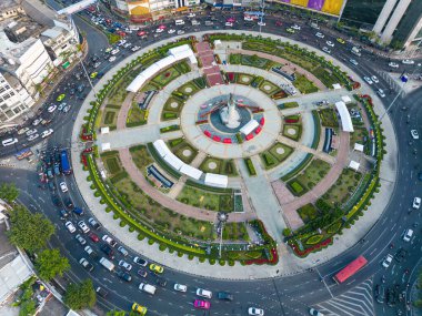 Ulaşım kavşağı dairesel hava manzaralı modern şehir ofis binası Thonburi Bangkok Tayland