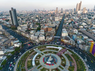Ulaşım kavşağı dairesel hava manzaralı modern şehir ofis binası Thonburi Bangkok Tayland
