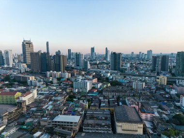 Ulaşım kavşağı dairesel hava manzaralı modern şehir ofis binası Thonburi Bangkok Tayland