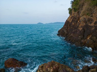 Hava manzaralı egzotik tropikal ada sahili dalgalı dağ yeşil orman kayalık yaz tatili arka planı