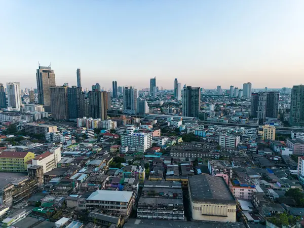 Ulaşım kavşağı dairesel hava manzaralı modern şehir ofis binası Thonburi Bangkok Tayland