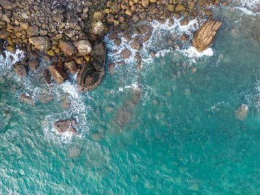 Hava manzaralı egzotik tropikal ada sahili dalgalı dağ yeşil orman kayalık yaz tatili arka planı