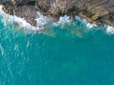 Hava manzaralı egzotik tropikal ada sahili dalgalı dağ yeşil orman kayalık yaz tatili arka planı