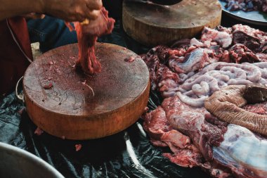 Çiğ et geleneksel Tayland köy kırsal mutfağında aşçılığa hazırlanıyor.