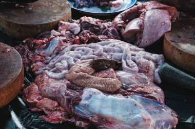 Çiğ et geleneksel Tayland köy kırsal mutfağında aşçılığa hazırlanıyor.