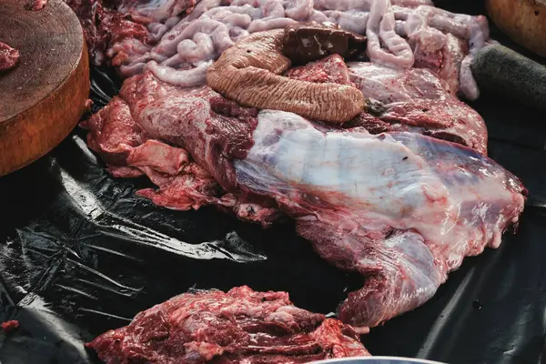 Çiğ et geleneksel Tayland köy kırsal mutfağında aşçılığa hazırlanıyor.