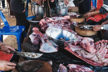 Çiğ et geleneksel Tayland köy kırsal mutfağında aşçılığa hazırlanıyor.