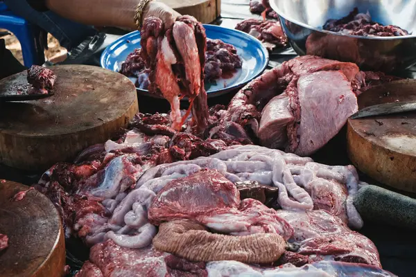 Çiğ et geleneksel Tayland köy kırsal mutfağında aşçılığa hazırlanıyor.