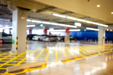 Bulanık, boş bir park yeri, market içi, nakliye arkaplanı.