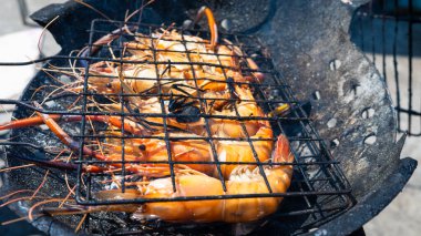 Büyük nehir karidesi, açık deniz ürünleri partisinde kızartılmış.