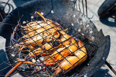 Büyük nehir karidesi, açık deniz ürünleri partisinde kızartılmış.