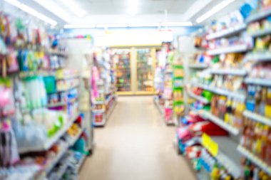 Süpermarketin arka planında rafta çeşitli yiyecek ve içecekler bulanıklaştı