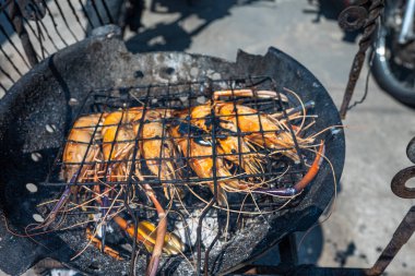 Büyük nehir karidesi, açık deniz ürünleri partisinde kızartılmış.