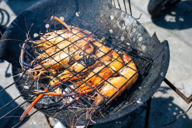 Büyük nehir karidesi, açık deniz ürünleri partisinde kızartılmış.