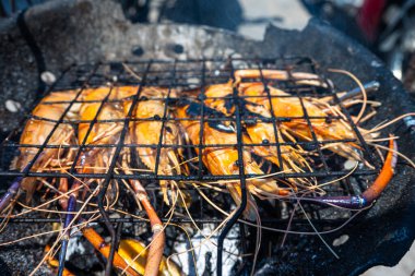 Büyük nehir karidesi, açık deniz ürünleri partisinde kızartılmış.