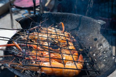 Büyük nehir karidesi, açık deniz ürünleri partisinde kızartılmış.