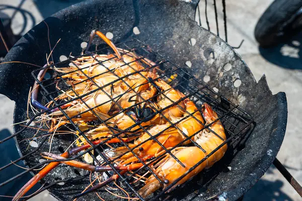 Büyük nehir karidesi, açık deniz ürünleri partisinde kızartılmış.