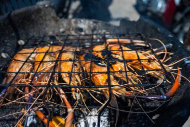 Büyük nehir karidesi, açık deniz ürünleri partisinde kızartılmış.