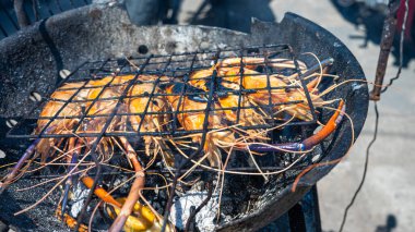 Büyük nehir karidesi, açık deniz ürünleri partisinde kızartılmış.