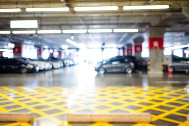 Bulanık, boş bir park yeri, market içi, nakliye arkaplanı.