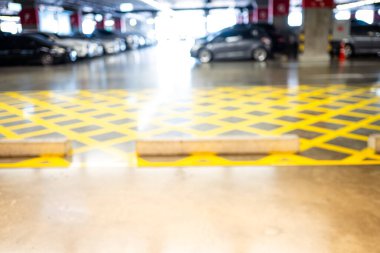 Bulanık, boş bir park yeri, market içi, nakliye arkaplanı.