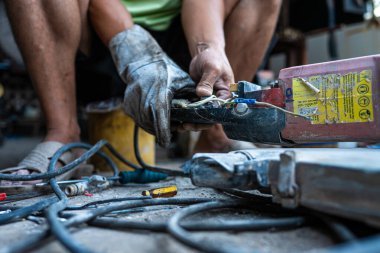 Mekanik adam el onarımı matkap ve DIY atölye aracı teknik onarım hizmeti