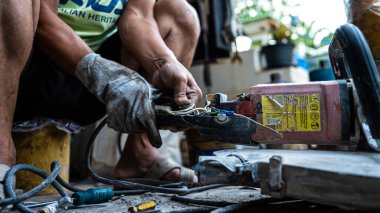 Mekanik adam el onarımı matkap ve DIY atölye aracı teknik onarım hizmeti