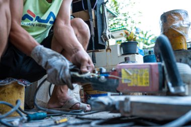 Mekanik adam el onarımı matkap ve DIY atölye aracı teknik onarım hizmeti